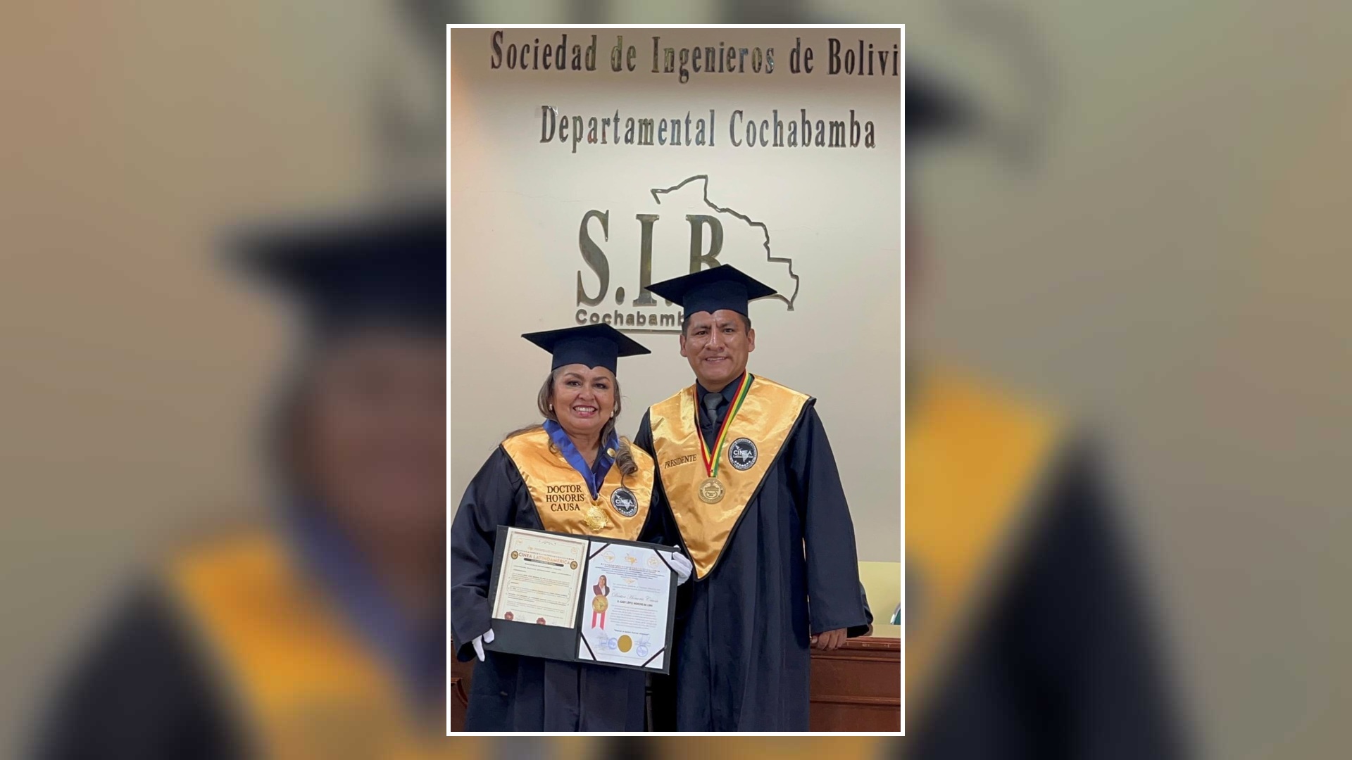 Ing. Gaby López Moreno de Lino con vestimenta académica y su diploma de doctora honoris causa durante la ceremonia en Cochabamba